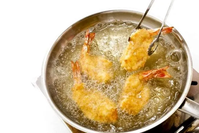 Món ăn chiên/rán không phù hợp với người mắc bệnh mạn tính không lây. Ảnh: HM Món ăn chiên/rán không phù hợp với người mắc bệnh mạn tính không lây. Ảnh: HM