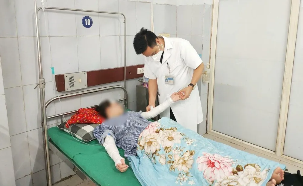 Bệnh nhân H bị bỏng vùng mặt, 1/3 dưới cánh tay 2 bên, cẳng tay 2 bên phồng rộp. Ảnh: BV