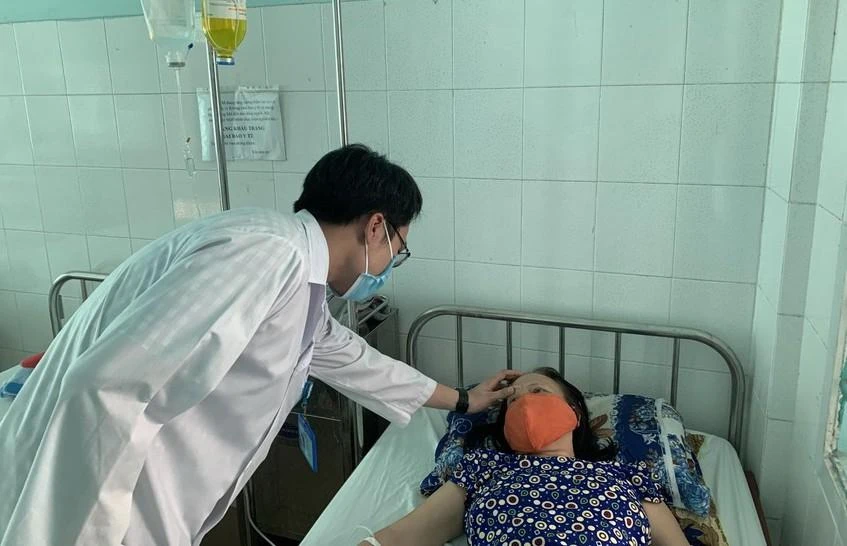 Bác sĩ khám bệnh tại Trạm y tế phường Tân Quý, quận Tân Phú, TP.HCM. Ảnh: HOÀNG LAN