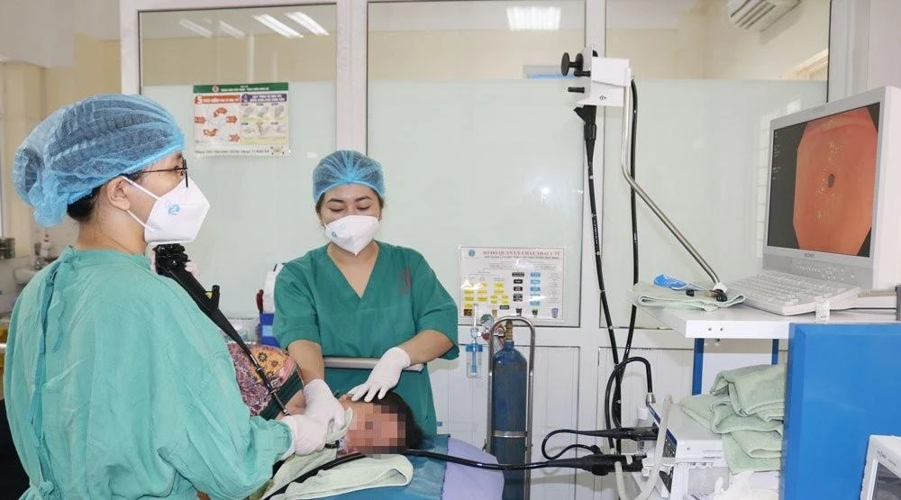 Các bác sĩ nội soi dạ dày cho bệnh nhân. Ảnh: BV
