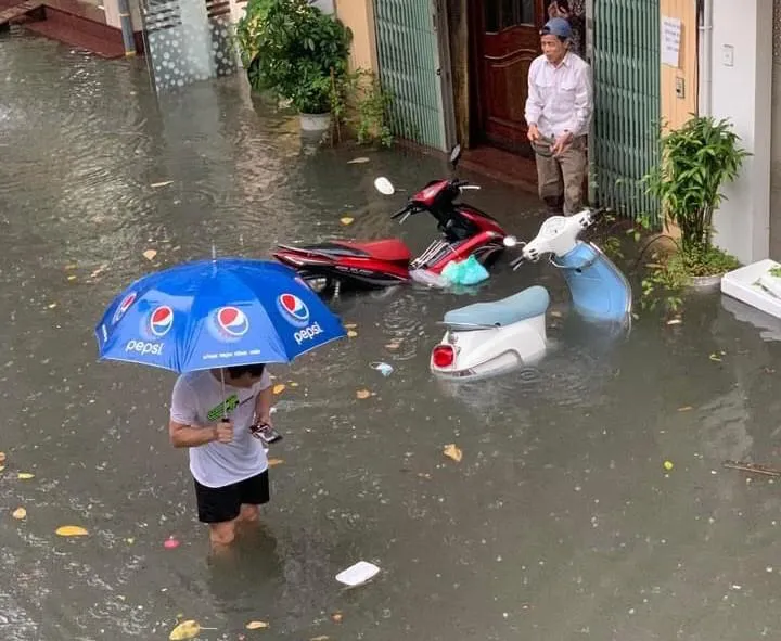 Mưa và ngập lụt là điều kiện thuận lợi để các loại vi khuẩn, virus và trung gian truyền bệnh sinh sôi phát triển. Ảnh: NHƯ LOAN