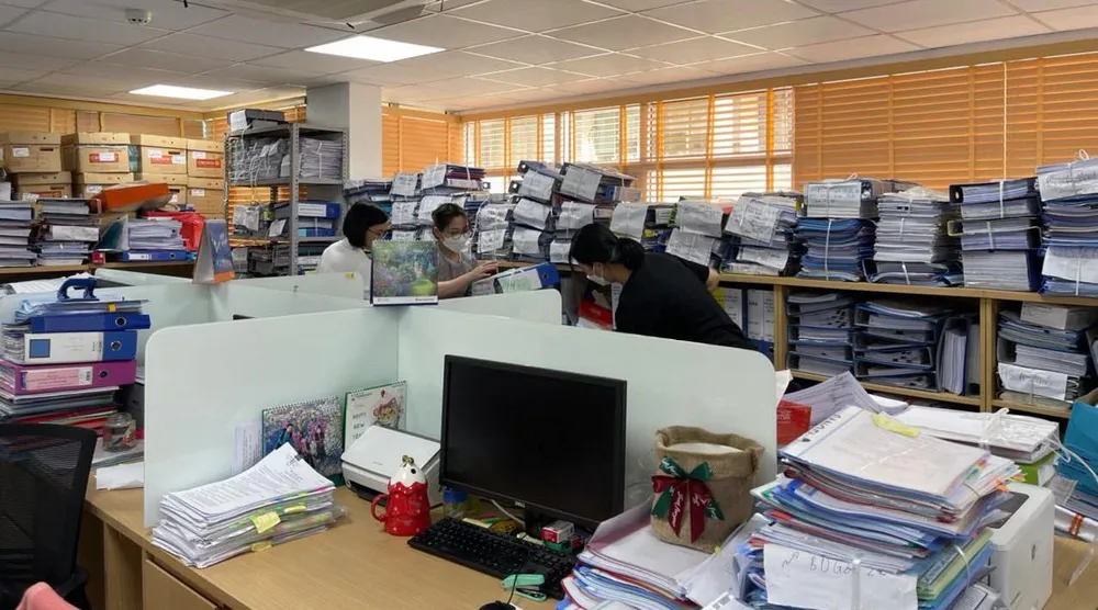 Cán bộ, chuyên viên của Cục Quản lý dược tất bật xử lý hồ sơ đăng ký lưu hành thuốc sắp hết hạn. Ảnh: NL Cán bộ, chuyên viên của Cục Quản lý dược tất bật xử lý hồ sơ đăng ký lưu hành thuốc sắp hết hạn. Ảnh: NL