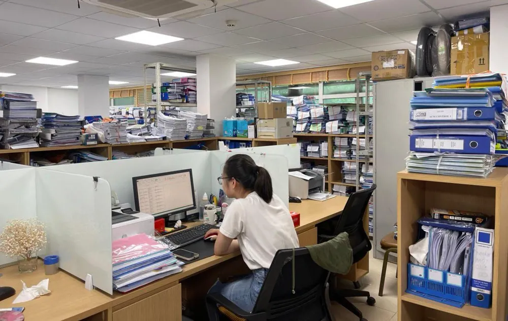 Các chuyên viên tại Cục Quản lý Dược tất bật xử lý giấy phép gia hạn đăng ký lưu hành thuốc. Ảnh: NHƯ LOAN Các chuyên viên tại Cục Quản lý Dược tất bật xử lý giấy phép gia hạn đăng ký lưu hành thuốc. Ảnh: NHƯ LOAN