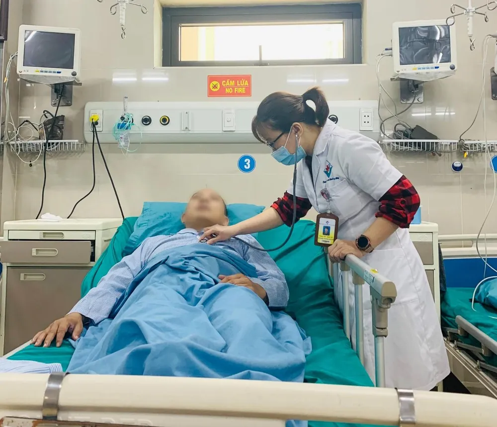 Bệnh nhân điều trị tại BV do bị ong vàng đốt. Ảnh: BV