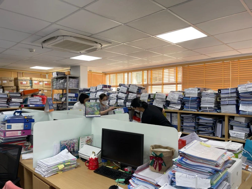 Cán bộ, nhân viên Cục Quản lý Dược ngày đêm làm việc để xử lý hồ sơ tồn đọng, đẩy nhanh tốc độ gia hạn số đăng ký cho các loại thuốc, sinh phẩm y tế. Ảnh: NHƯ LOAN Cán bộ, nhân viên Cục Quản lý Dược ngày đêm làm việc để xử lý hồ sơ tồn đọng, đẩy nhanh tốc độ gia hạn số đăng ký cho các loại thuốc, sinh phẩm y tế. Ảnh: NHƯ LOAN