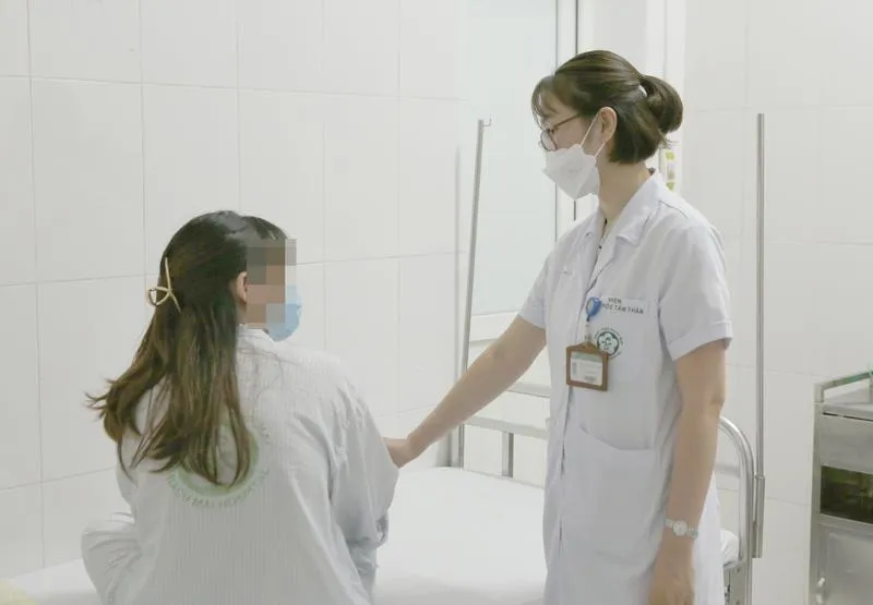 Bác sĩ thăm khám cho bệnh nhân trầm cảm. Ảnh: BV