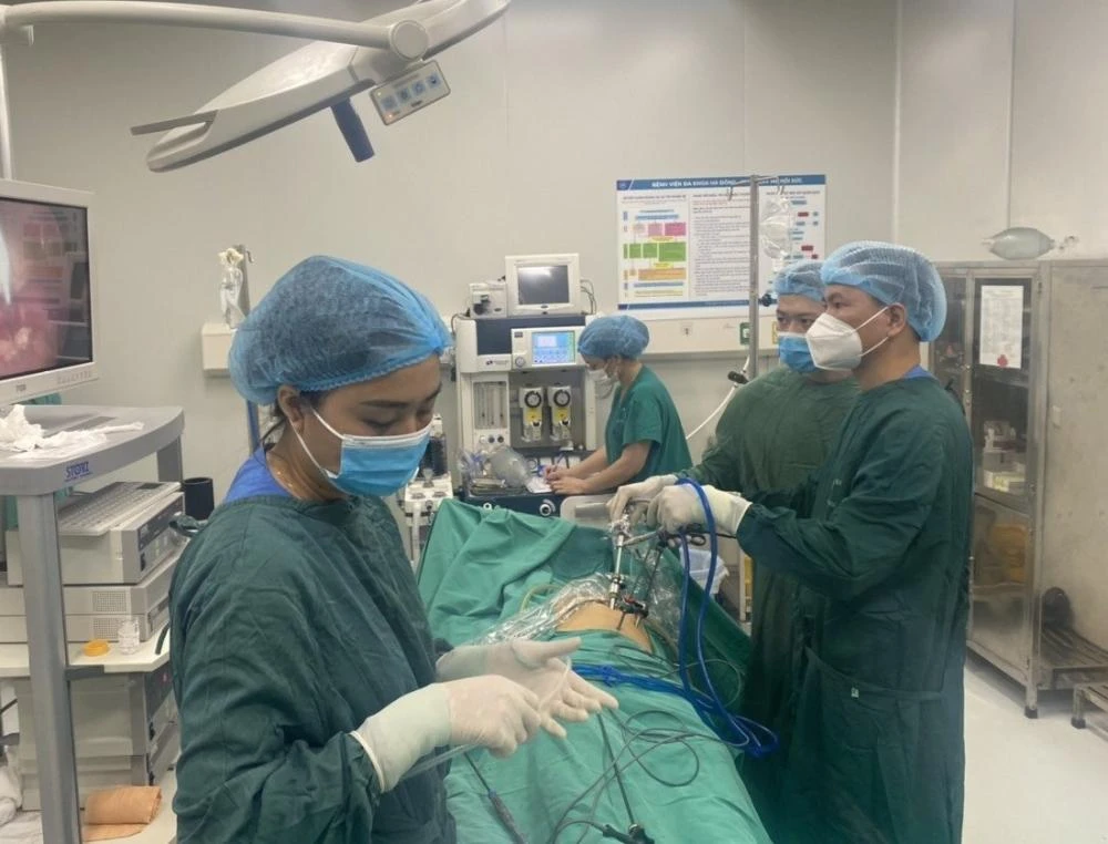 Kíp phẫu thuật cho bệnh nhân Đ. Ảnh: BV Kíp phẫu thuật cho bệnh nhân Đ. Ảnh: BV