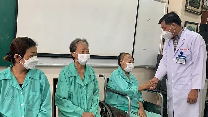 Các trường hợp bị hoại tử vùng xương sọ, hàm mặt từng điều trị ở Bv Chợ Rẫy. Ảnh: Hoàng Lan