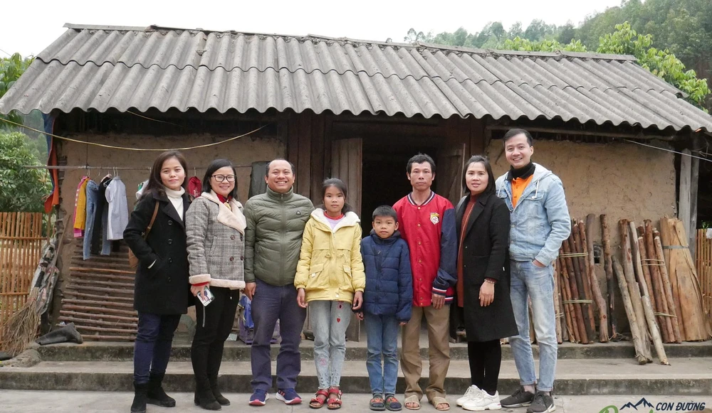 Các thành viên trong quỹ khuyến học chụp ảnh cùng em Triệu Thị Lành trong một lần đến trao học bổng hỗ trợ. Ảnh: NHƯ LOAN