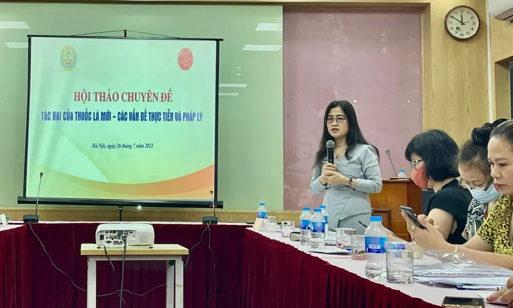 Bà Trần Thị Trang, Phó Vụ trưởng Vụ Pháp chế - Bộ Y tế chia sẻ tại hội thảo. Ảnh: NHƯ LOAN