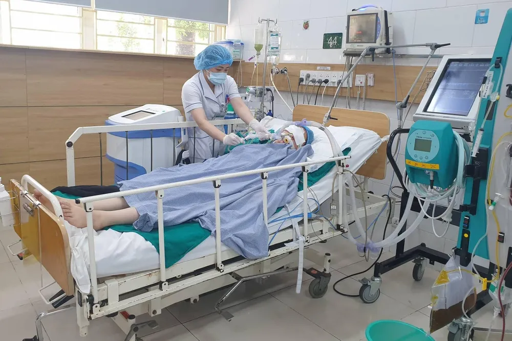 Sau hơn 1 ngày điều trị tích cực, hiện các cơ quan như tim, phổi, thận… đều đã ổn định, tuy nhiên não vẫn còn bị tổn thương, bệnh nhân vẫn còn hôn mê. Ảnh: KL