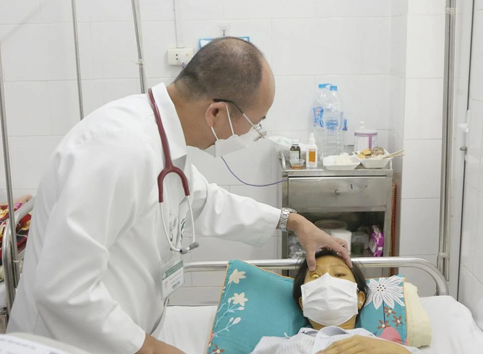 PGS.TS Đỗ Duy Cường thăm khám cho bệnh nhân N. Ảnh: BV