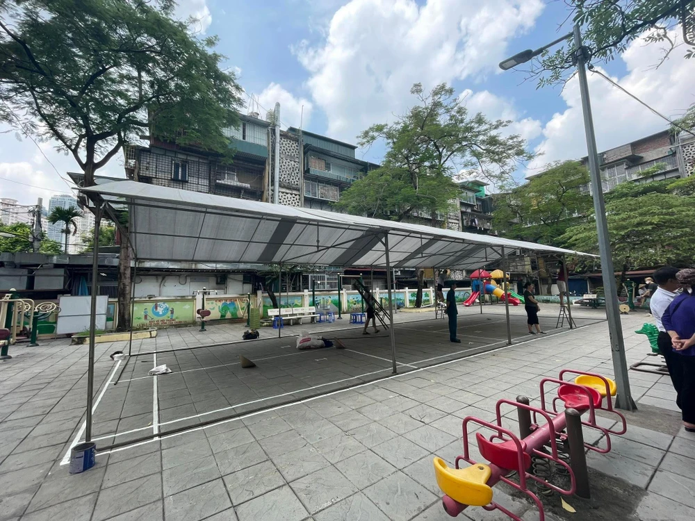 Đến gần trưa, công tác lo hậu sự gần như hoàn tất. Ảnh: NHƯ LOAN