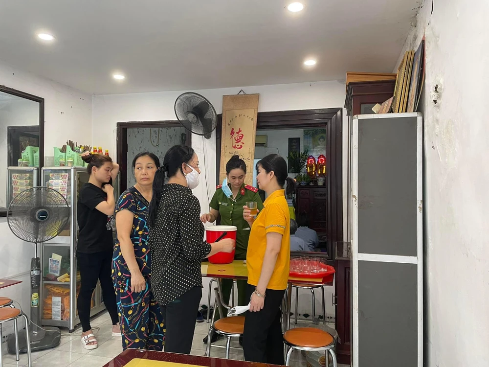 Vừa lo công tác hậu cần, những người hàng xóm của Phúc vẫn chưa hết bàng hoàng trước sự ra đi của em. Ảnh: NHƯ LOAN