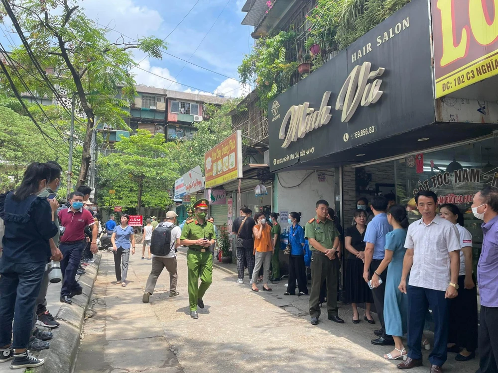 Lực lượng chức năng làm công tác an ninh trật tự để chuẩn bị đón Bí Thư Thành uỷ Đinh Tiến Dũng đến thăm hỏi, động viên gia đình em Nguyễn Đình Phúc. Ảnh: NHƯ LOAN