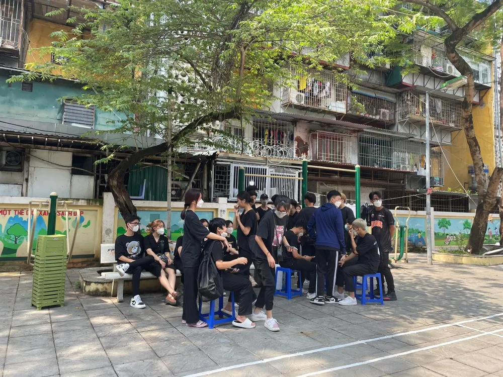 Tập thể lớp cấp 3 khoá 2018-2021, Trường Phổ Thông Hermann Gmeiner, không giấu được những giọt nước mắt thương tiếc bạn. Ảnh: NHƯ LOAN Tập thể lớp cấp 3 khoá 2018-2021, Trường Phổ Thông Hermann Gmeiner, không giấu được những giọt nước mắt thương tiếc bạn. Ảnh: NHƯ LOAN