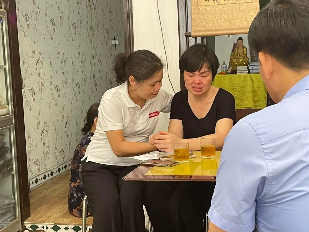 Cô Nguyễn Thị Tuyết Hạnh vẫn chưa hết bàng hoàng khi nghe tin con trai duy nhất gặp nạn. Ảnh: NHƯ LOAN Cô Nguyễn Thị Tuyết Hạnh vẫn chưa hết bàng hoàng khi nghe tin con trai duy nhất gặp nạn. Ảnh: NHƯ LOAN