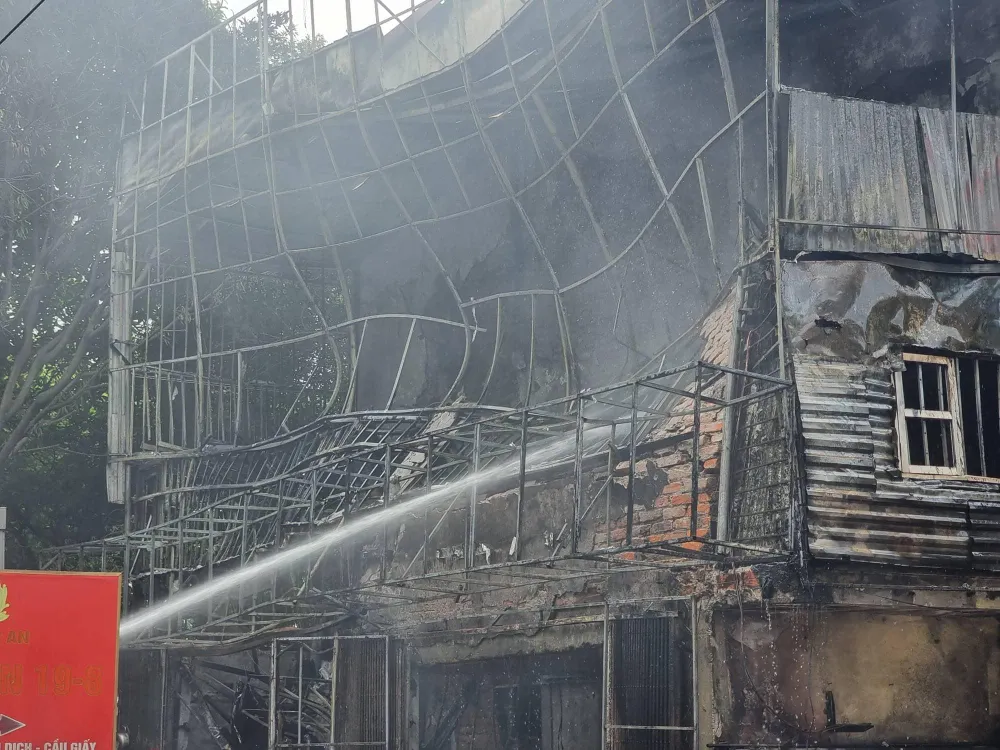 Lực lượng chức năng phun nước làm lạnh để phòng, tránh đám cháy có thể bùng phát trở lại. Lực lượng chức năng phun nước làm lạnh để phòng, tránh đám cháy có thể bùng phát trở lại.