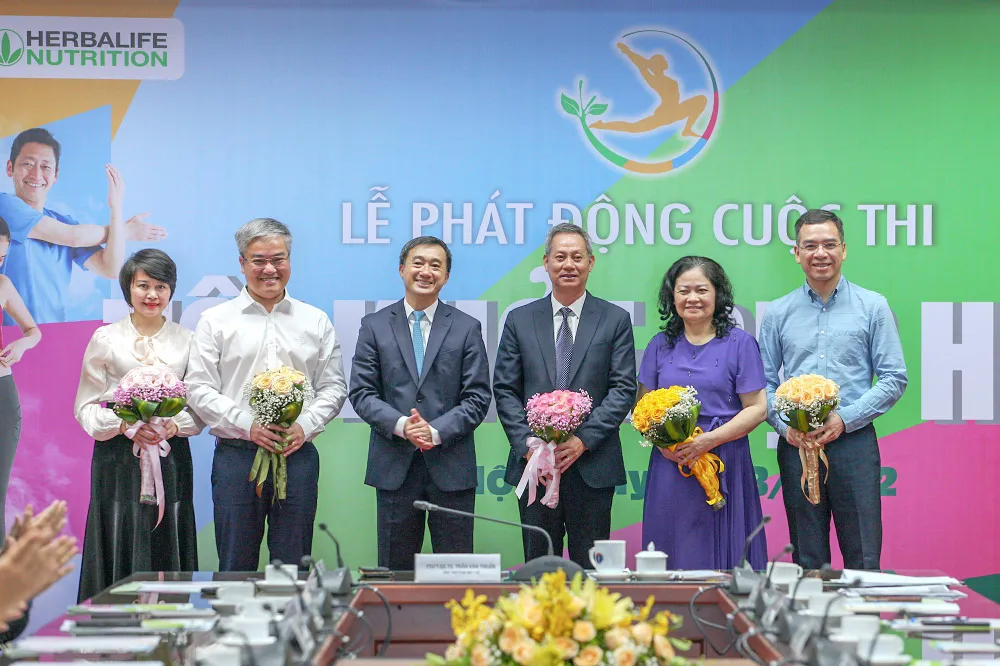 Thứ trưởng Bộ Y tế Trần Văn Thuấn cùng các thành viên trong ban tổ chức cuộc thi.