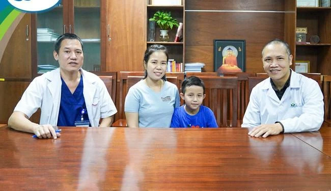 Bé trai KB (8 tuổi, quốc tịch Lào) được các bác sĩ Trung tâm Tim mạch – Bệnh viện Nhi Trung phẫu thuật dị tật tim bẩm sinh. Ảnh: BV