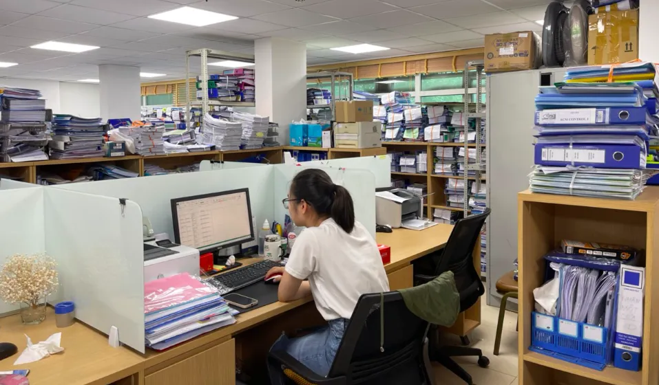 Chuyên viên Cục Quản lý Dược, Bộ Y tế xử lý giấy tờ để đẩy nhanh việc gia hạn giấy đăng ký lưu hành thuốc, nguyên liệu làm thuốc. Ảnh: NHƯ LOAN