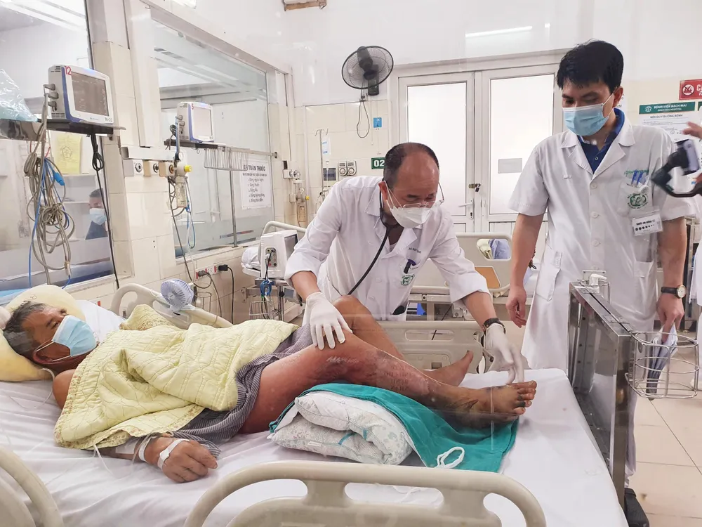 PGS.TS Đỗ Duy Cường và Ths.BS Nguyễn Quang Huy đang thăm khám cho bệnh nhân.