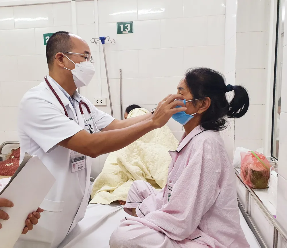 PGS.TS Đỗ Duy Cường thăm khám cho bệnh nhân nhiễm nấm đen điều trị tại trung tâm.