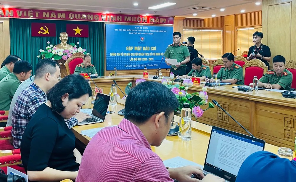 Trung tá Đồng Đức Vũ, Bí thư Đoàn TNCS Hồ Chí Minh Bộ Công an, Phó trưởng Ban tổ chức Đại hội thông tin đến báo chí. Ảnh: NHƯ LOAN