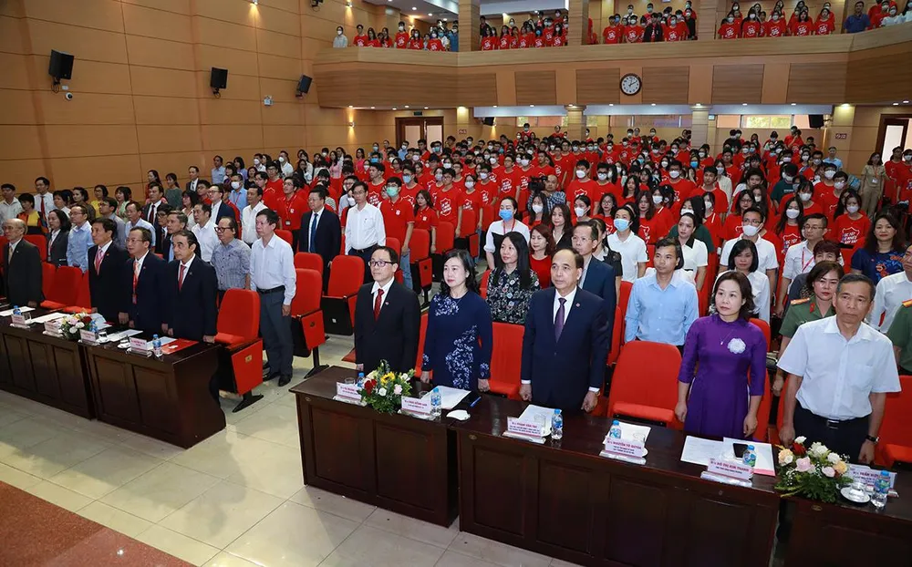 Quyền Bộ trưởng Bộ Y tế Đào Hồng Lan cùng các đại biểu, các thầy cô giáo và các tân sinh viên, học viên dự Lễ khai giảng năm học 2022-2023 của Trường Đại học Y Hà Nội. Ảnh: Trần Minh Quyền Bộ trưởng Bộ Y tế Đào Hồng Lan cùng các đại biểu, các thầy cô giáo và các tân sinh viên, học viên dự Lễ khai giảng năm học 2022-2023 của Trường Đại học Y Hà Nội. Ảnh: Trần Minh