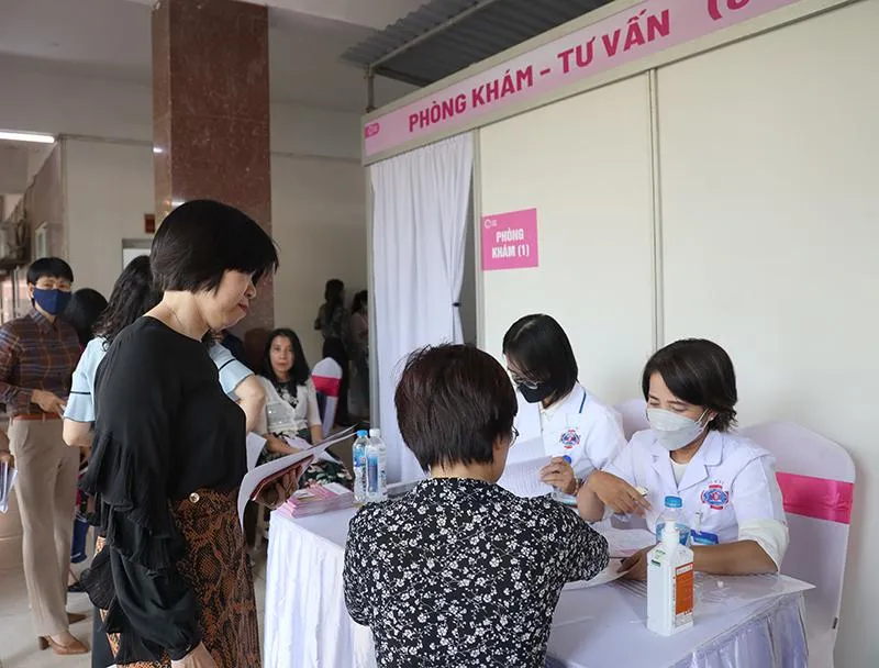 Khám sàng lọc miễn phí ung thư vú cho phụ nữ tại chương trình. Ảnh: Trần Minh Khám sàng lọc miễn phí ung thư vú cho phụ nữ tại chương trình. Ảnh: Trần Minh