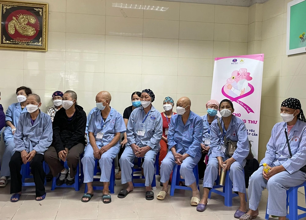 Bệnh nhân ung thư chờ nhận tóc tại chương trình “Tóc cho người bệnh ung thư”. Ảnh: NHƯ LOAN