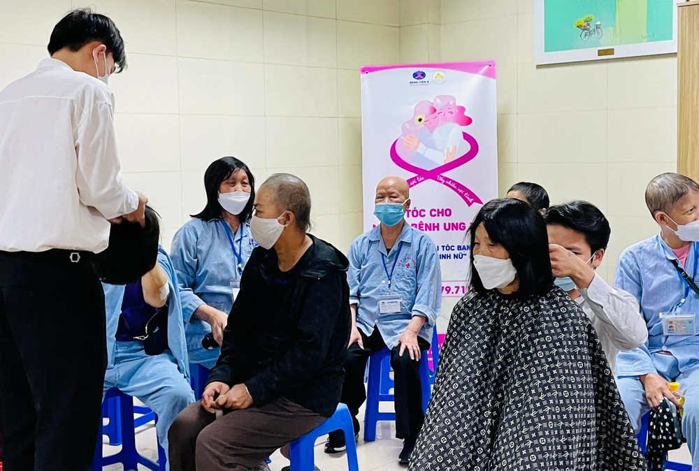 Bệnh nhân ung thư cảm thấy phấn khởi khi được khoác lên mình bộ tóc mới. Ảnh: NHƯ LOAN