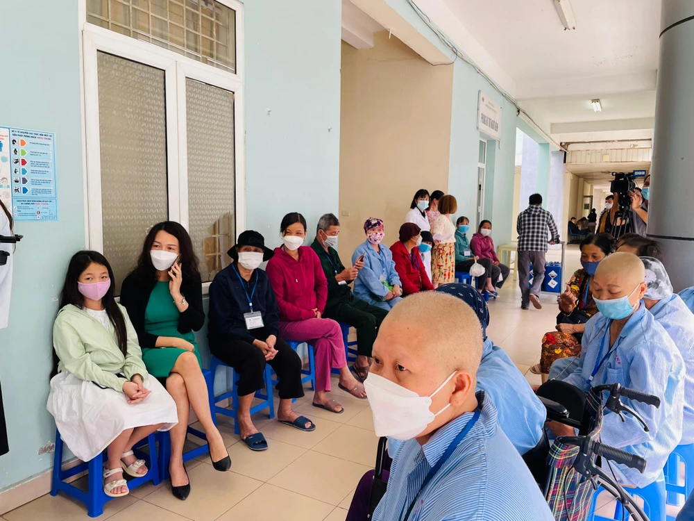 Cuối giờ chiều, vẫn rất nhiều người đến hiến tặng tóc và bệnh nhân ung thư nhận tóc chờ đến lượt. Ảnh: NHƯ LOAN