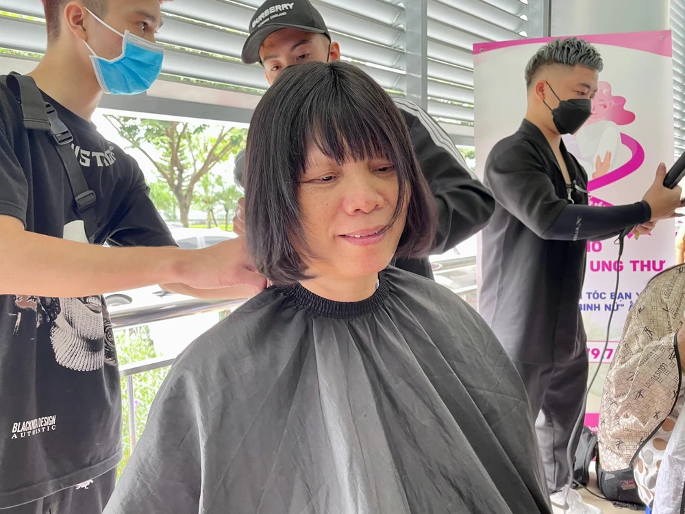 Bà Nga nói: “Tháng 2-2022, tôi bước vào hoá trị, tóc bắt đầu rụng dần. Lúc đó, tôi cảm giác như bản thân mất đi một thứ gì đó. Hôm nay, khi được BV tạo điều kiện, được nhận bộ tóc mới, tôi cảm thấy rất hạnh phúc và chắc chắn sẽ nâng niu, giữ mãi bộ tóc này, cảm ơn chương trình, cảm ơn mọi người”. Ảnh: NHƯ LOAN