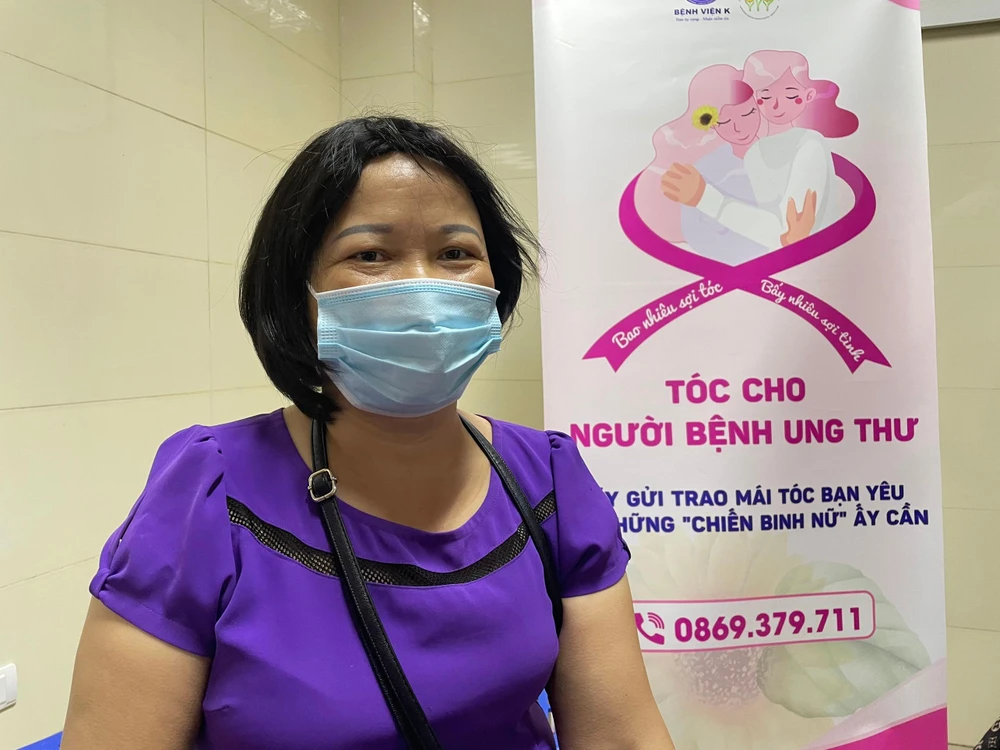 Bà Trần Thị Thoa (bệnh nhân ung thư vú, 52 tuổi, ngụ Thanh Hoá) chia sẻ: “Tôi vừa từ quê trở lại bệnh viện được hai hôm thì được thông báo có chương trình tặng tóc miễn phí nên tìm tới phòng Công tác xã hội của bệnh viện để đăng ký. Đêm trước ngày nhận tóc, dù truyền thuốc rất mệt nhưng tôi không sao ngủ nổi vì hồi hộp, chờ trời sáng để đi nhận tóc mới. Có tóc mới rồi nên lễ 20-10 hay Tết này đi đâu đội tóc mới sẽ tự tin hơn”.. Ảnh: NHƯ LOAN