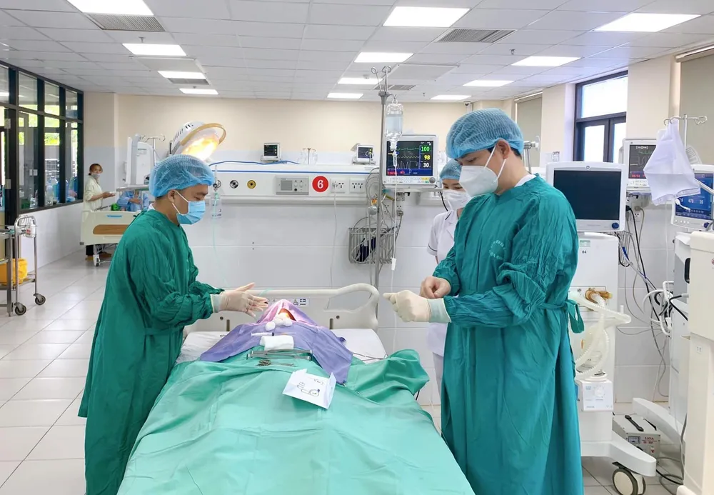 TS.BS Hoàng Công Tình trực tiếp điều trị cho bệnh nhân bị uốn ván. Ảnh: BSCC