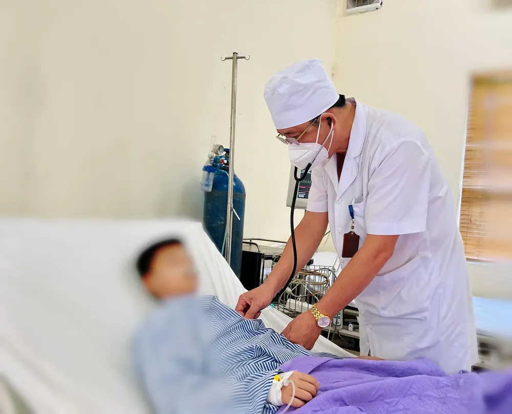 Bệnh nhi nhập viện trong tình trạng phản ứng chậm, toàn thân mẩn đỏ.