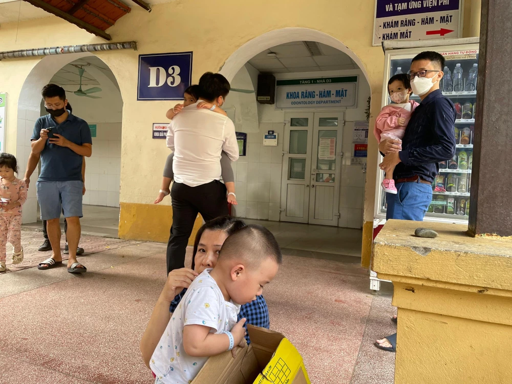 Nhiều bệnh nhi đến khám bệnh đường hô hấp tại Bệnh viện đa khoa Xanh Pôn, ngày 7-11. Ảnh: NHƯ LOAN