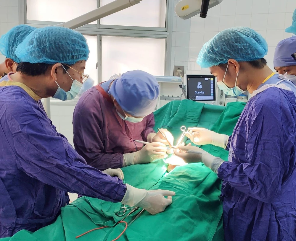 dập nát cẳng chân do cưa thùng phuy