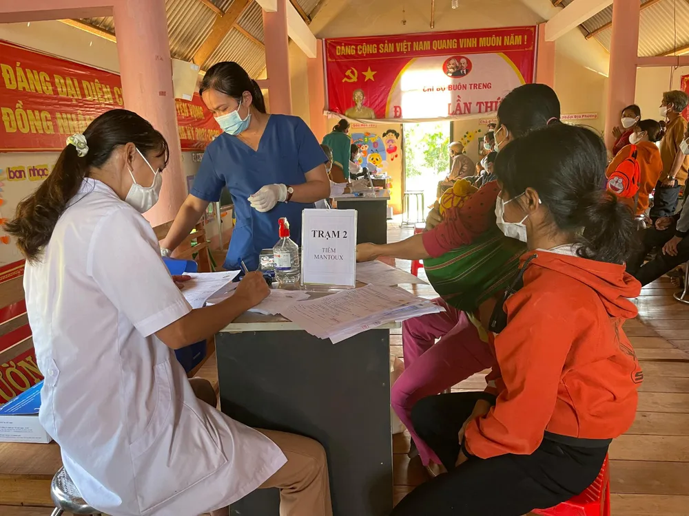 Từ ngày 1-1-2023, thực hiện điều chỉnh tăng phụ cấp ưu đãi nghề đối với cán bộ y tế dự phòng và y tế cơ sở. Ảnh: NHƯ LOAN