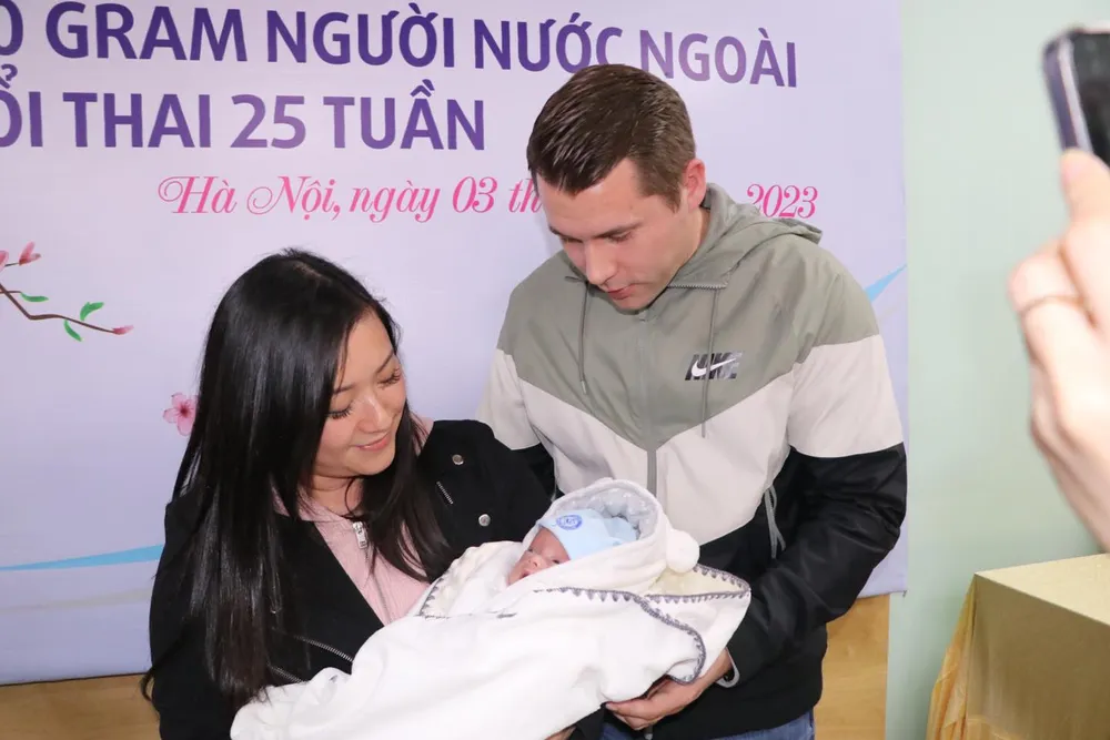 Vợ chồng chị D đón con trai xuất viện ngày 3-1. Vợ chồng chị D đón con trai xuất viện ngày 3-1.