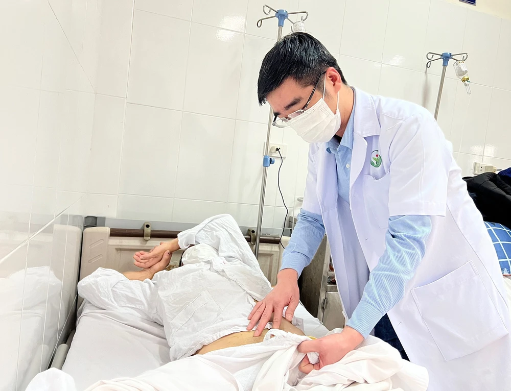 ThS-BS Võ Văn Minh thăm khám sức khoẻ bệnh nhân sau phẫu thuật..