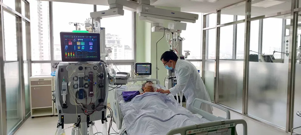 Bs Nguyễn Hồng Tốt, khoa Hồi sức Nội và Chống độc, Trung tâm Hồi sức tích cực, Bệnh viện TWQĐ 108 khám cho bệnh nhân. Bs Nguyễn Hồng Tốt, khoa Hồi sức Nội và Chống độc, Trung tâm Hồi sức tích cực, Bệnh viện TWQĐ 108 khám cho bệnh nhân.