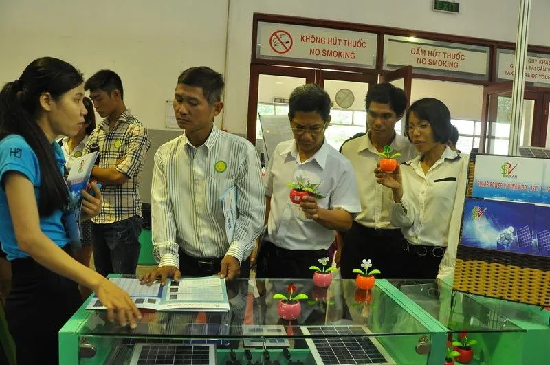 Người tiêu dùng tìm hiểu thiết bị, pin năng lượng mặt trời để tiết kiệm điện