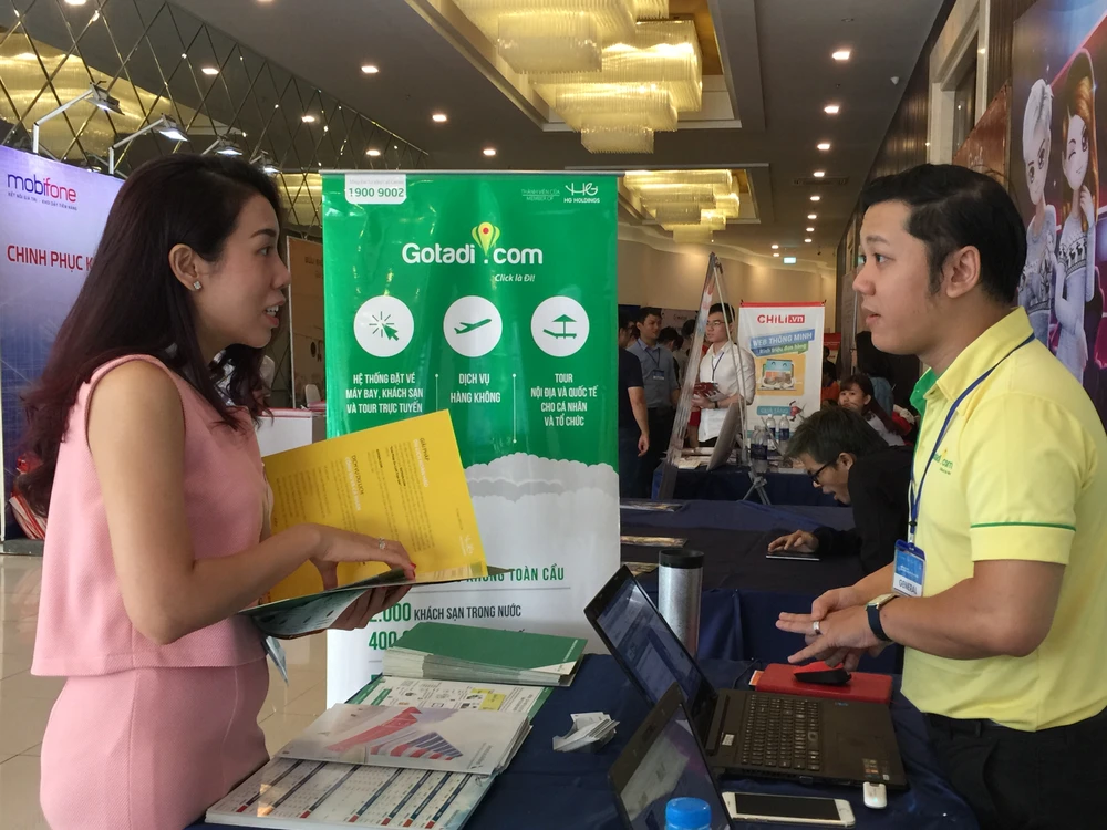Khách hàng tìm hiểu mua tour du lịch trực tuyến qua gotadi
