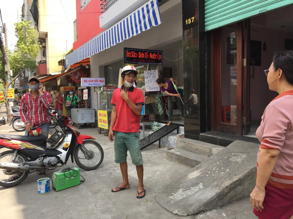 Một nhà trên đường Vạn Kiếp (quận Bình Thạnh) đang chuẩn bị đập bậc thềm xi măng và có phương án gắn bậc thềm mới. Ảnh: Quỳnh Như