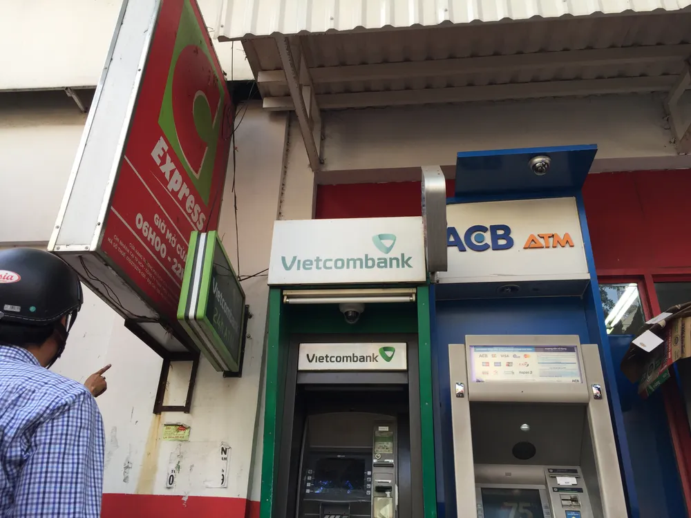 Hai bảng quảng cáo ốp tường chìa ra vỉa hè cần tháo dỡ