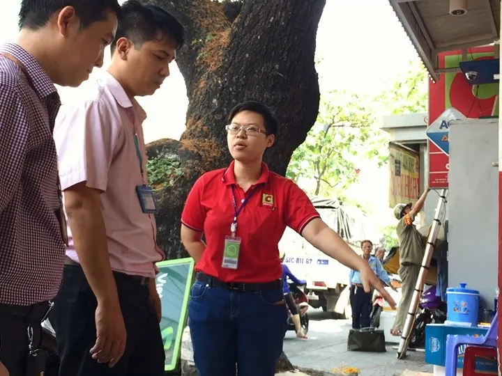 Người dân xin được tự tháo dỡ mái che, tự đập vỉa hè và được lực lượng chức năng hướng dẫn xây dựng đúng chủ quyền nhà, đúng diện tích hợp pháp. Ảnh: Quỳnh Như