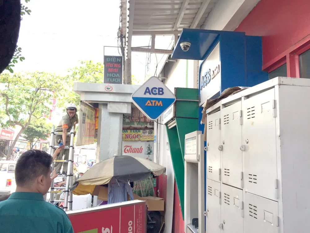 Vỉa hè sau khi hai bảng quảng cáo đả bị tháo dỡ