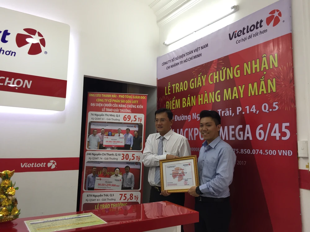 Ngày 29-1, cửa hàng này đã bán ra một vé số trúng độc đắc Vietlott trên 75 tỉ đồng. Ảnh: Quỳnh Như